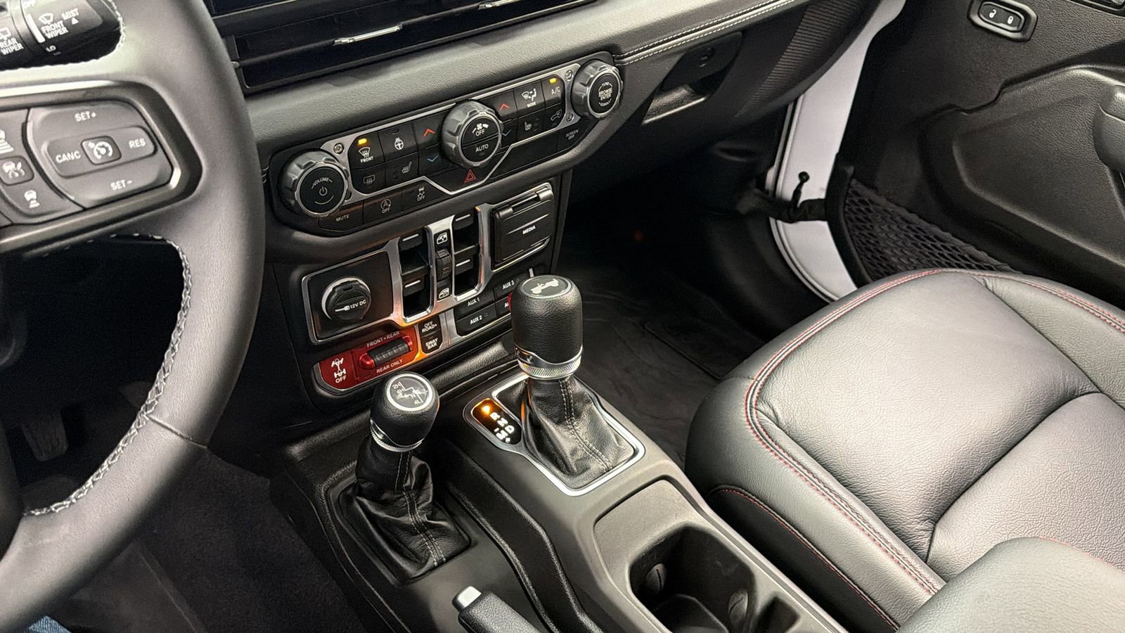 Used 2025 Jeep Wrangler Rubicon w/ Convenience Group image 35