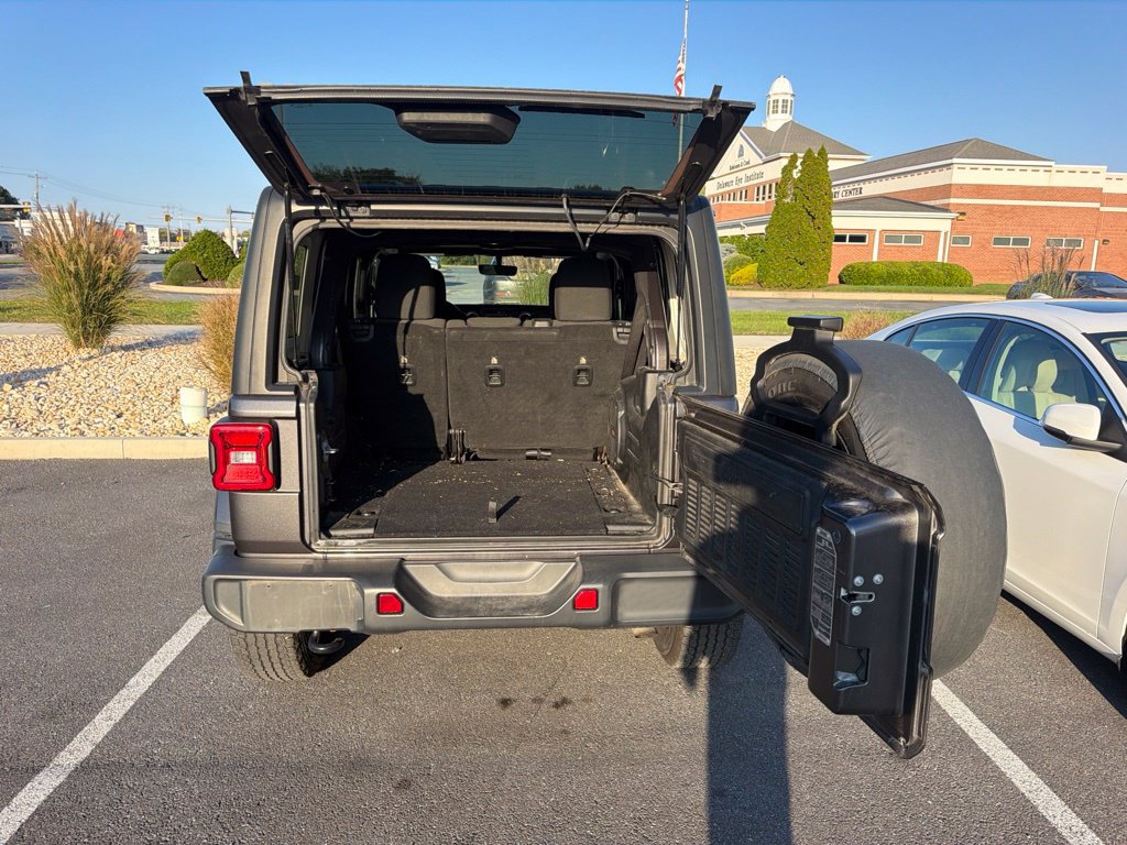 Used 2018 Jeep Wrangler Unlimited Sahara AWD/4WD image 9