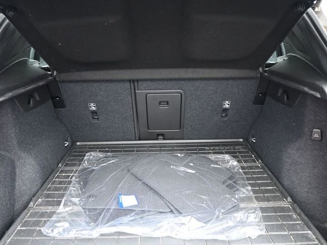 Used 2023 Volvo XC40 B5 Ultimate w/ Climate Package image 11