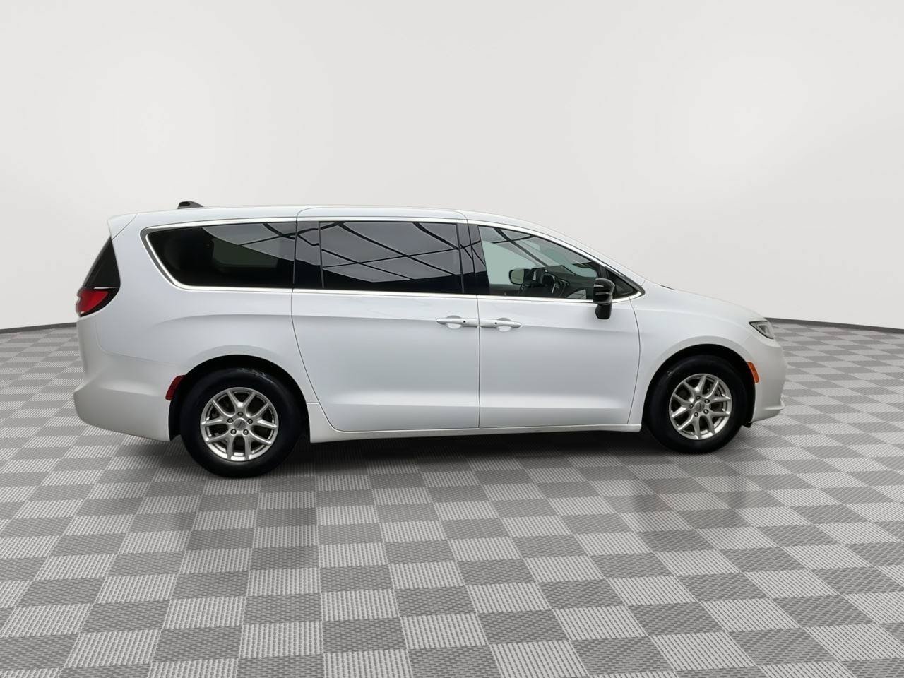 Used 2024 Chrysler Pacifica Touring-L FWD image 38