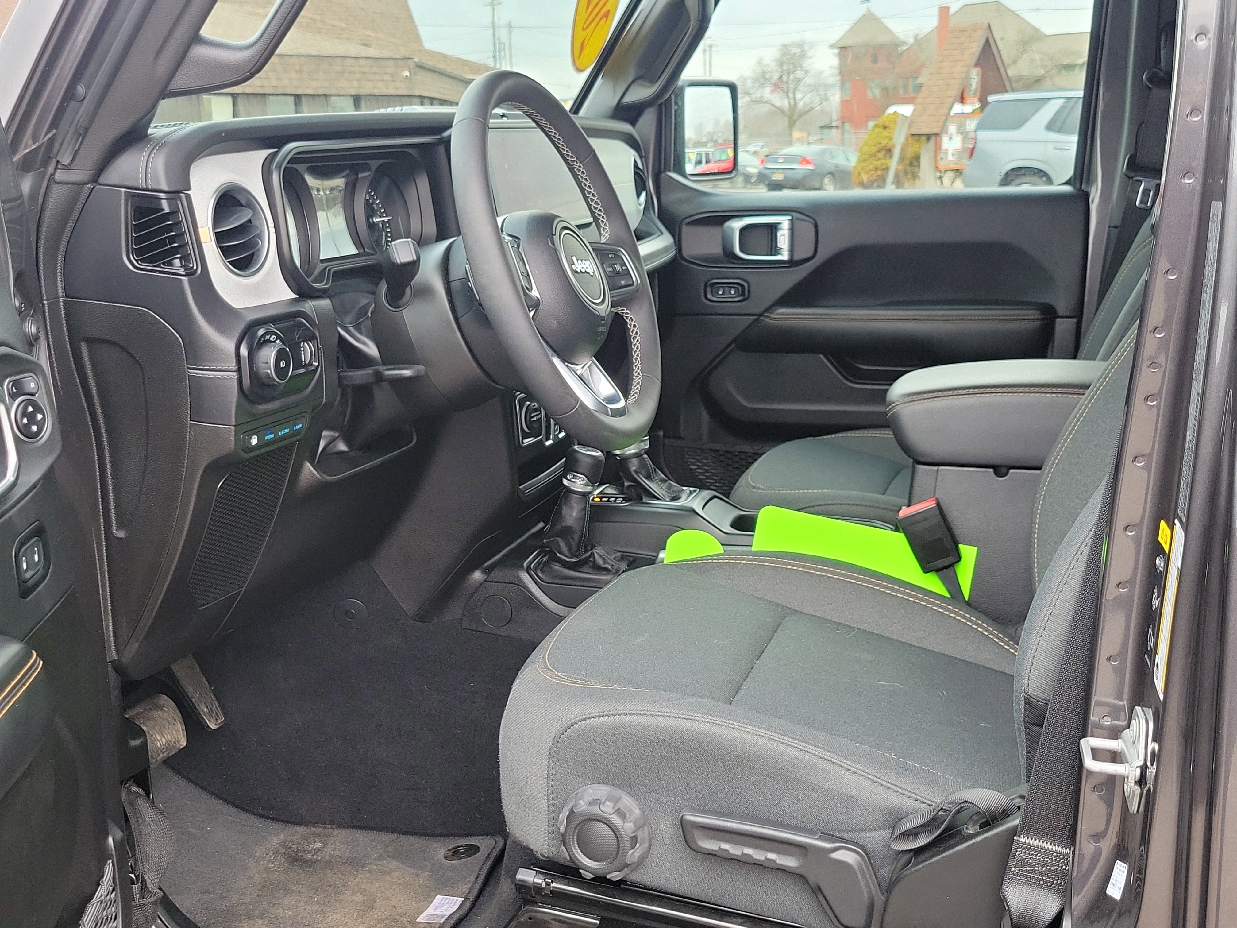 Used 2025 Jeep Wrangler Unlimited Sahara image 7