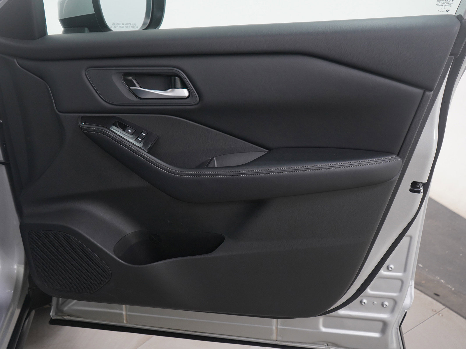 Used 2025 Nissan Rogue SV image 9