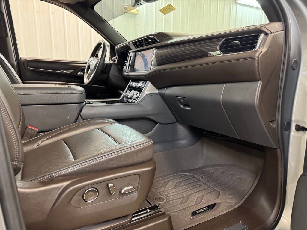 Used 2023 GMC Yukon XL Denali w/ Advanced Technology Package AWD/4WD image 31