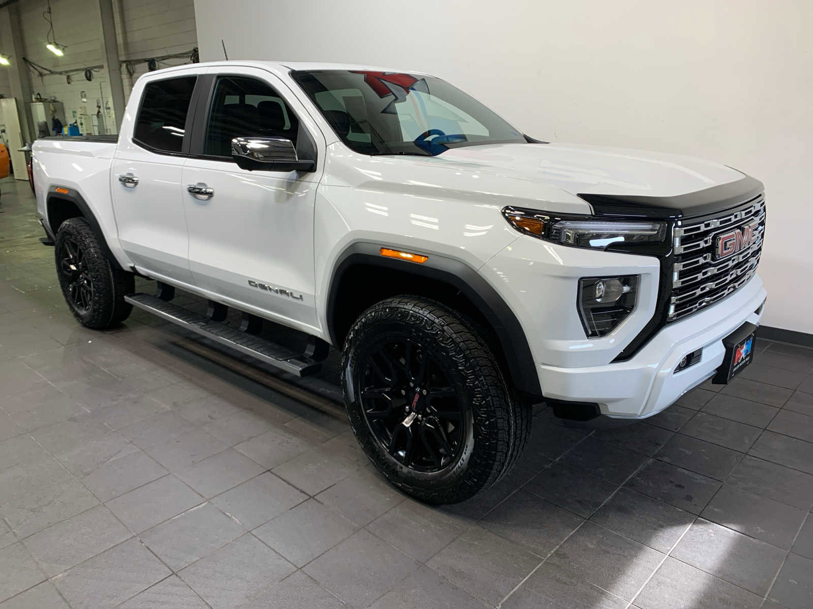 Used 2024 GMC Canyon Denali image 2
