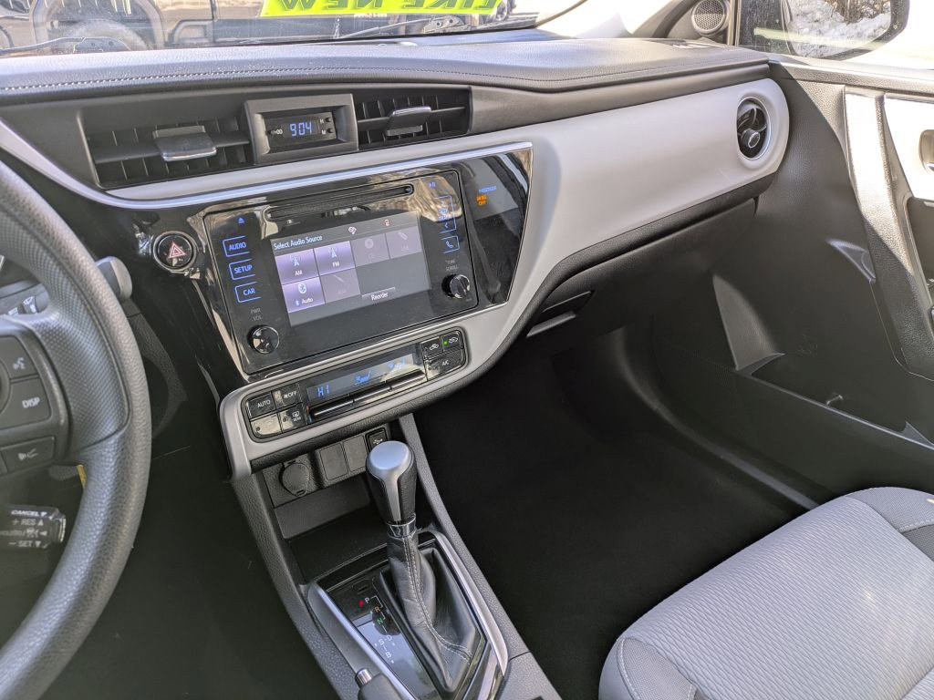 Used 2018 Toyota Corolla LE image 20