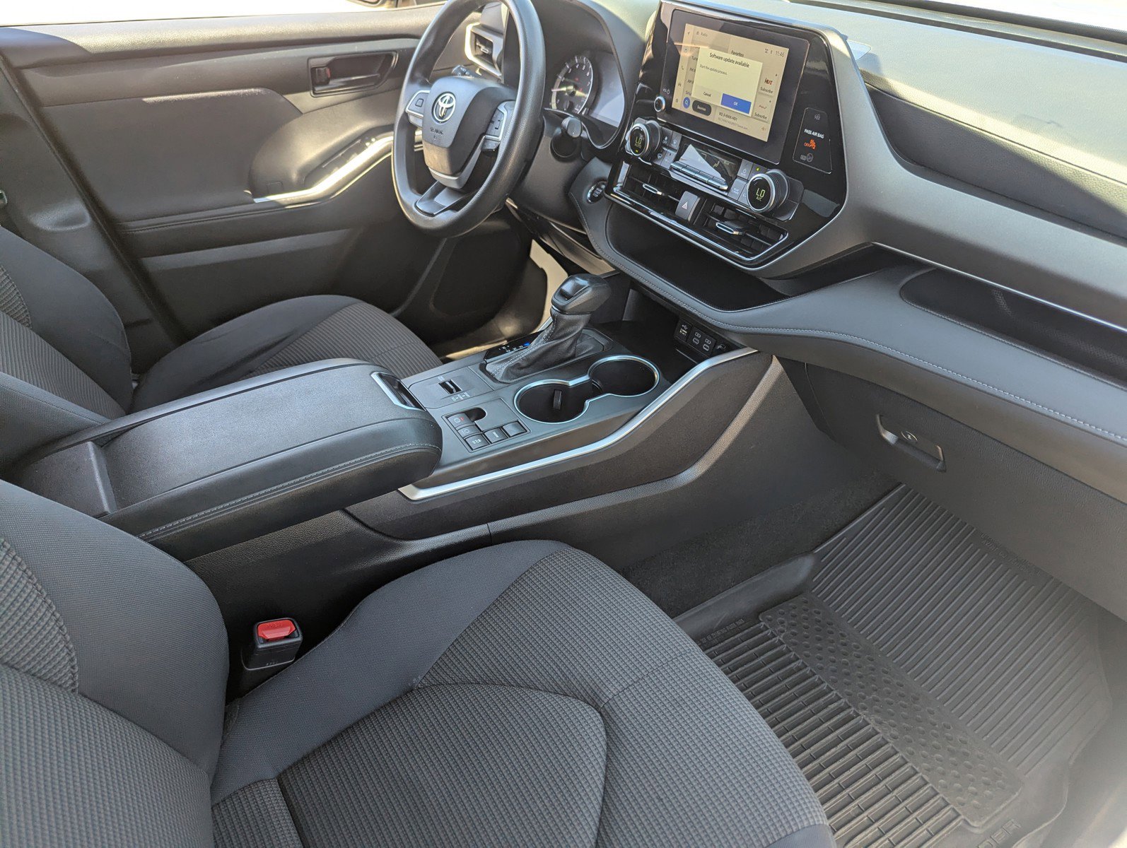 Used 2023 Toyota Highlander L image 13