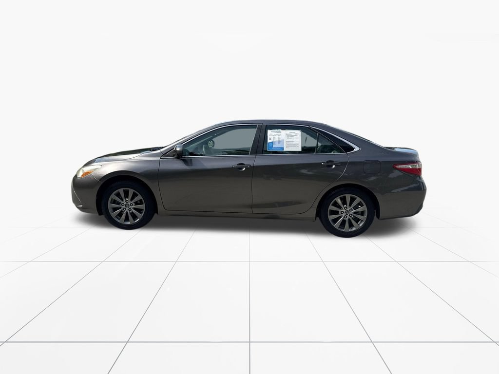 Used 2017 Toyota Camry XLE w/ Moonroof Package FWD video 4