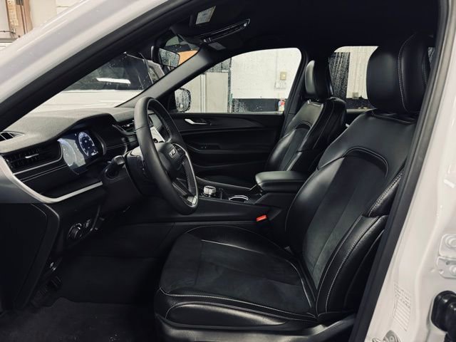 Used 2025 Jeep Grand Cherokee Altitude image 16