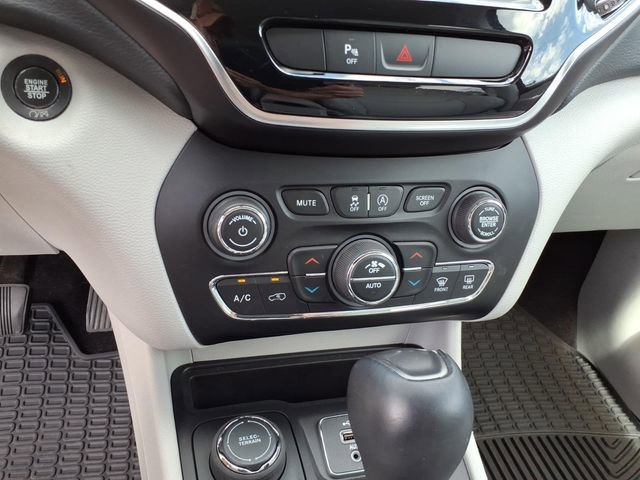 Used 2019 Jeep Cherokee Limited image 29