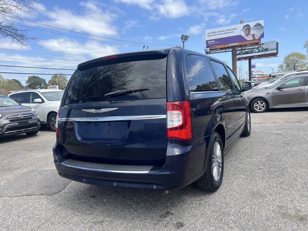 Used 2013 Chrysler Town & Country Touring-L w/ Entertainment Group #2 FWD image 7