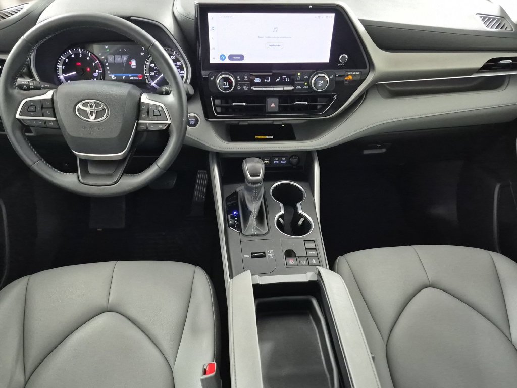 Used 2024 Toyota Highlander XLE FWD image 24