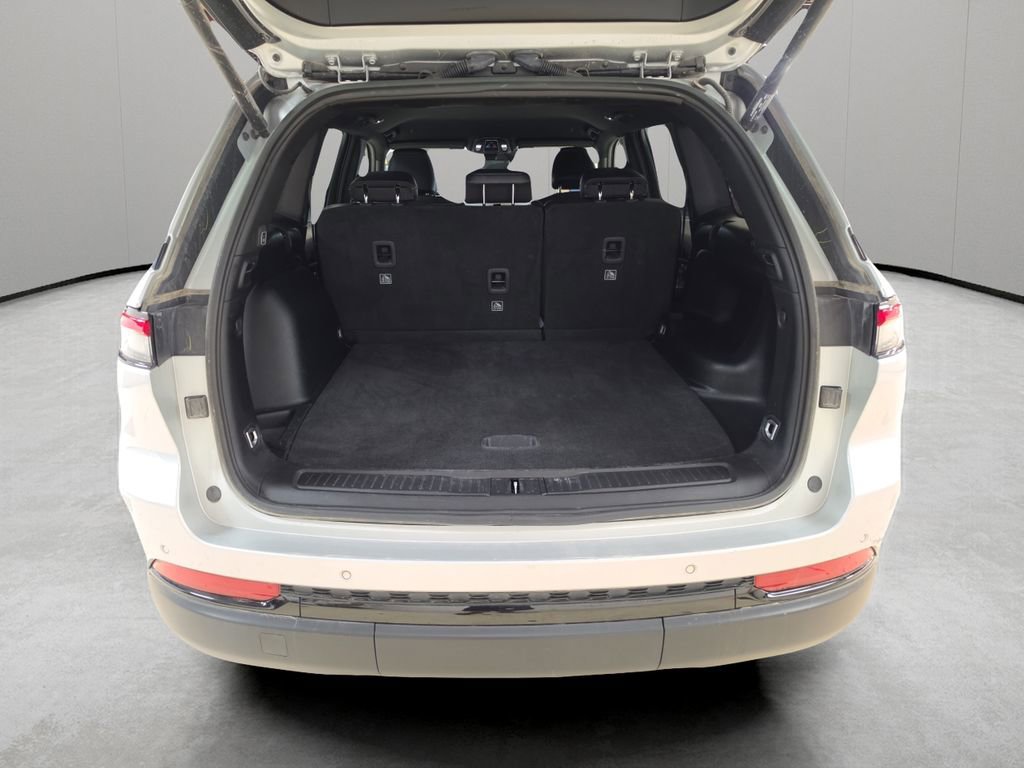 Used 2025 Jeep Grand Cherokee Altitude image 12