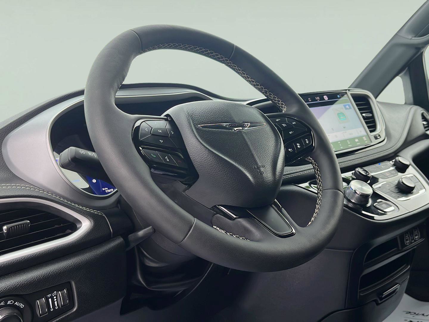 Used 2024 Chrysler Pacifica Limited image 14