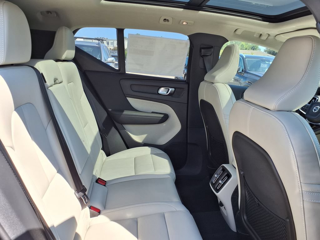New 2026 Volvo XC40 B5 Plus w/ Protection Package Premier AWD/4WD image 17
