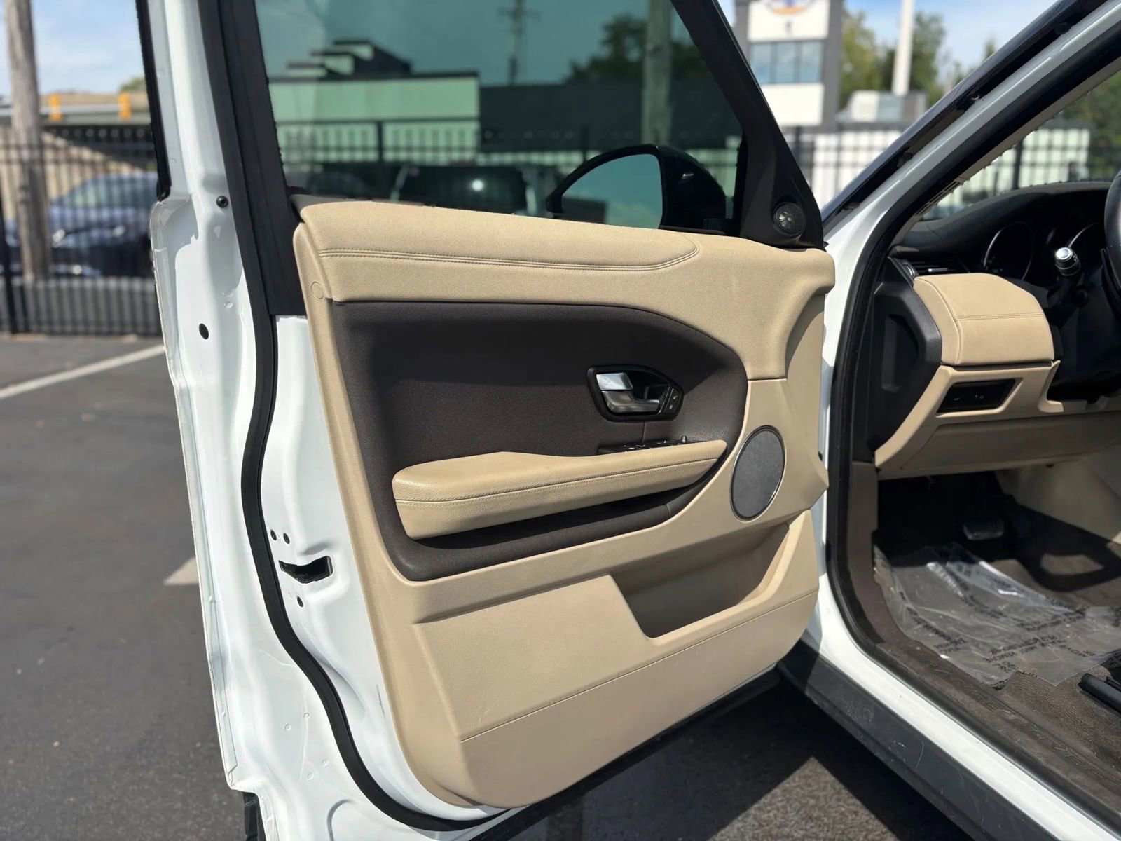 Used 2019 Land Rover Range Rover Evoque SE Premium image 19