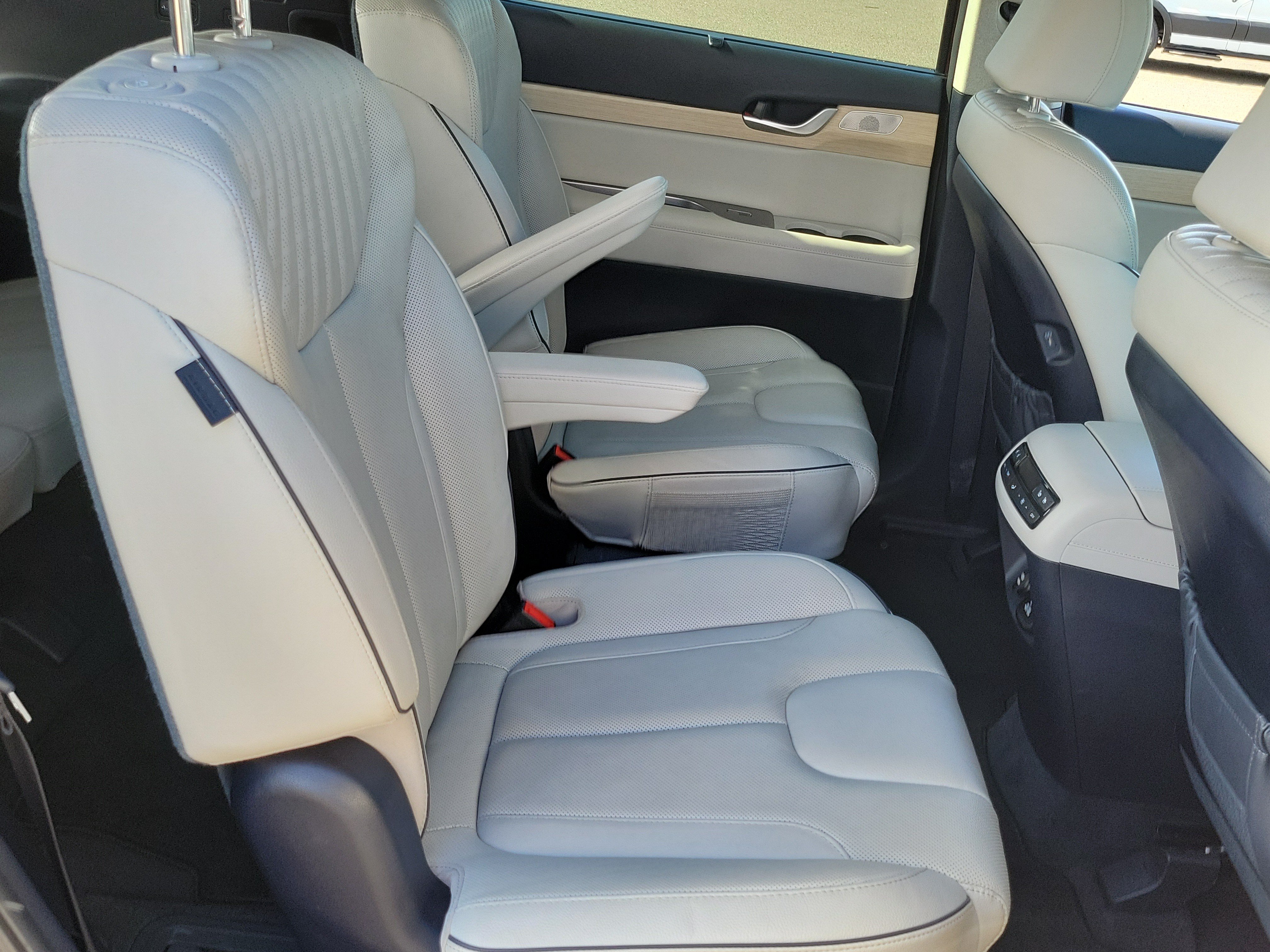 Used 2024 Hyundai Palisade Limited FWD image 24