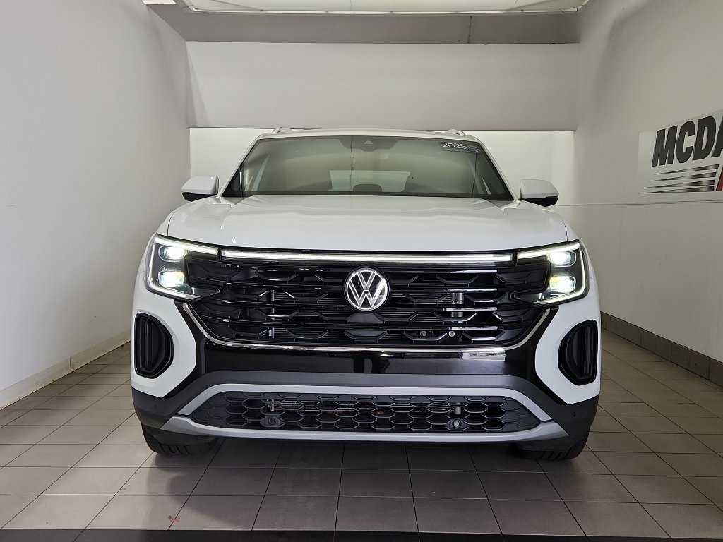 Certified 2025 Volkswagen Atlas Cross Sport SE FWD image 3