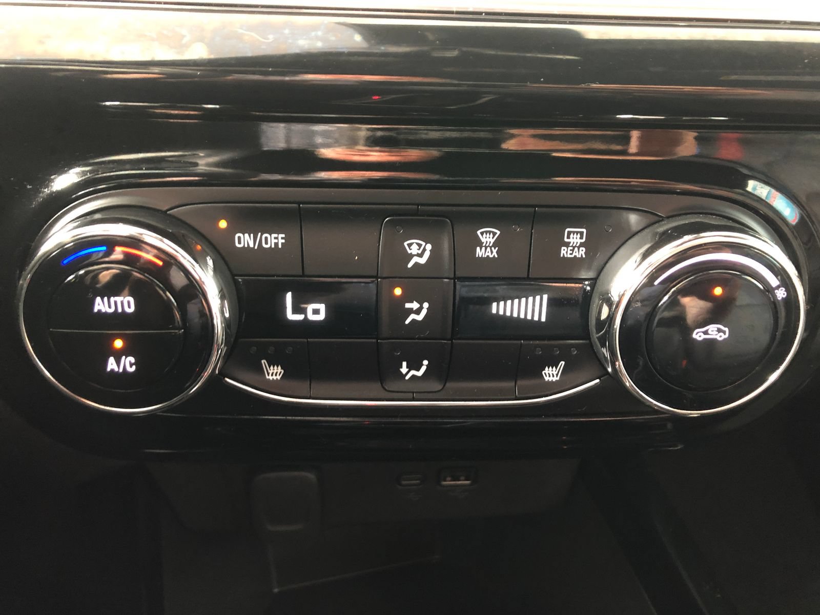 Used 2025 Chevrolet Trax RS w/ Driver Confidence Package FWD image 23