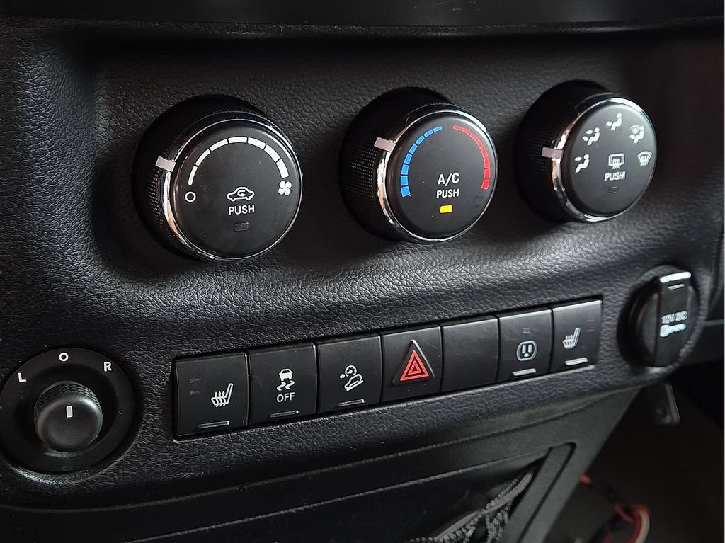 Used 2013 Jeep Wrangler Unlimited Sahara w/ Connectivity Group AWD/4WD image 14