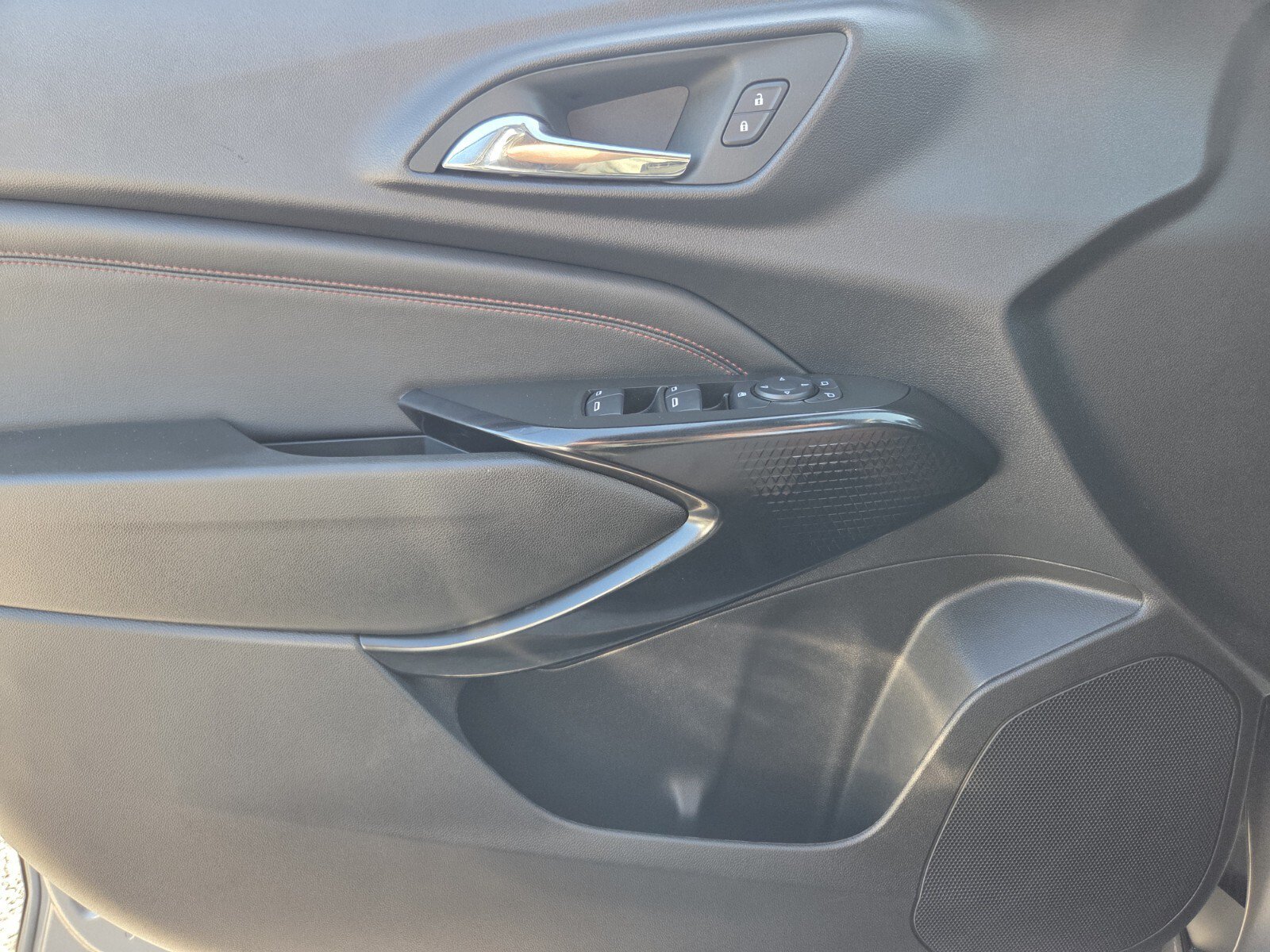 Used 2025 Chevrolet Trax RS w/ Driver Confidence Package FWD image 20