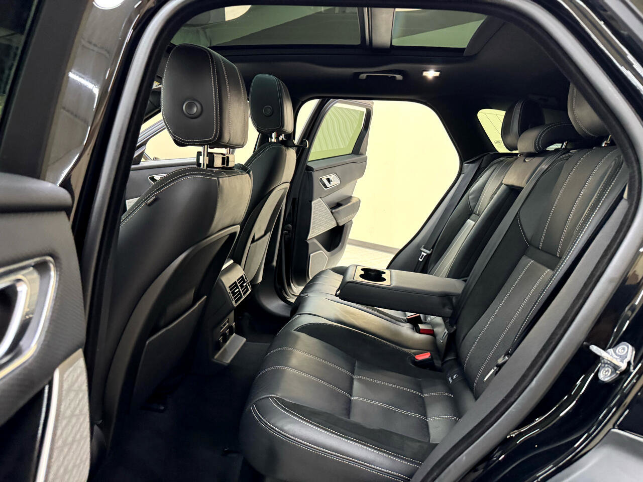 Used 2018 Land Rover Range Rover Velar R-Dynamic SE image 29