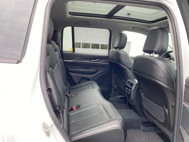 Used 2023 Jeep Grand Cherokee Limited w/ Trailer Tow Prep Group (B) AWD/4WD image 37