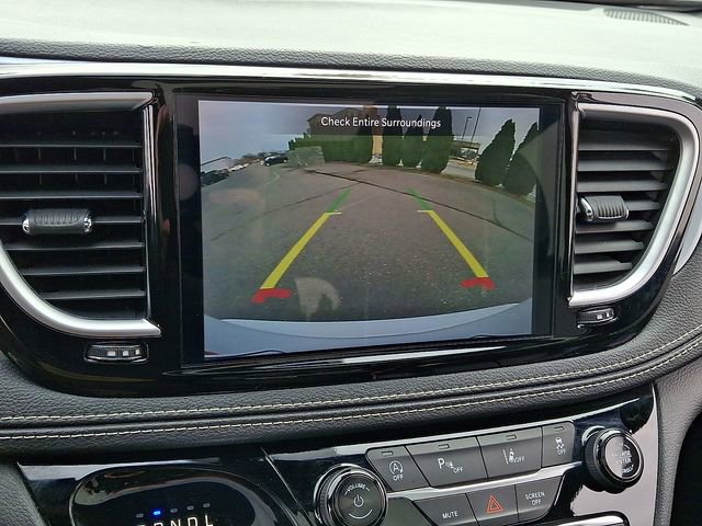 Used 2025 Chrysler Pacifica Limited image 19