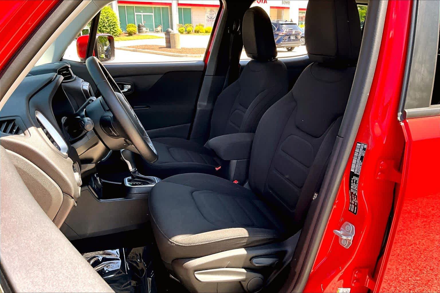 Used 2018 Jeep Renegade Latitude w/ Cold Weather Group AWD/4WD image 8