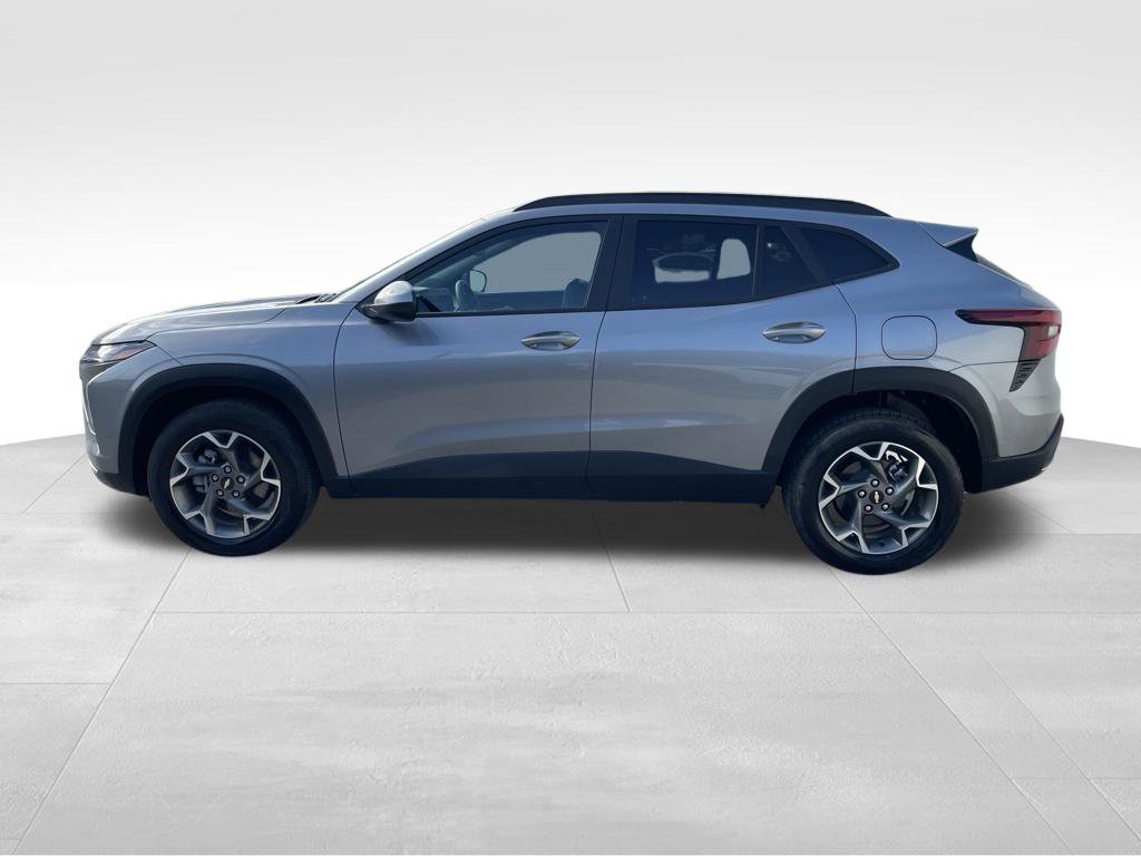 Used 2025 Chevrolet Trax LT FWD image 8