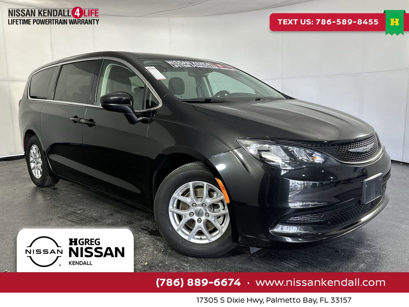 Used 2023 Chrysler Voyager LX image 1