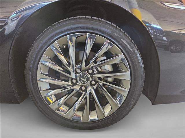 Used 2024 Lexus ES 300h w/ Accessory Package (Z2) FWD image 22