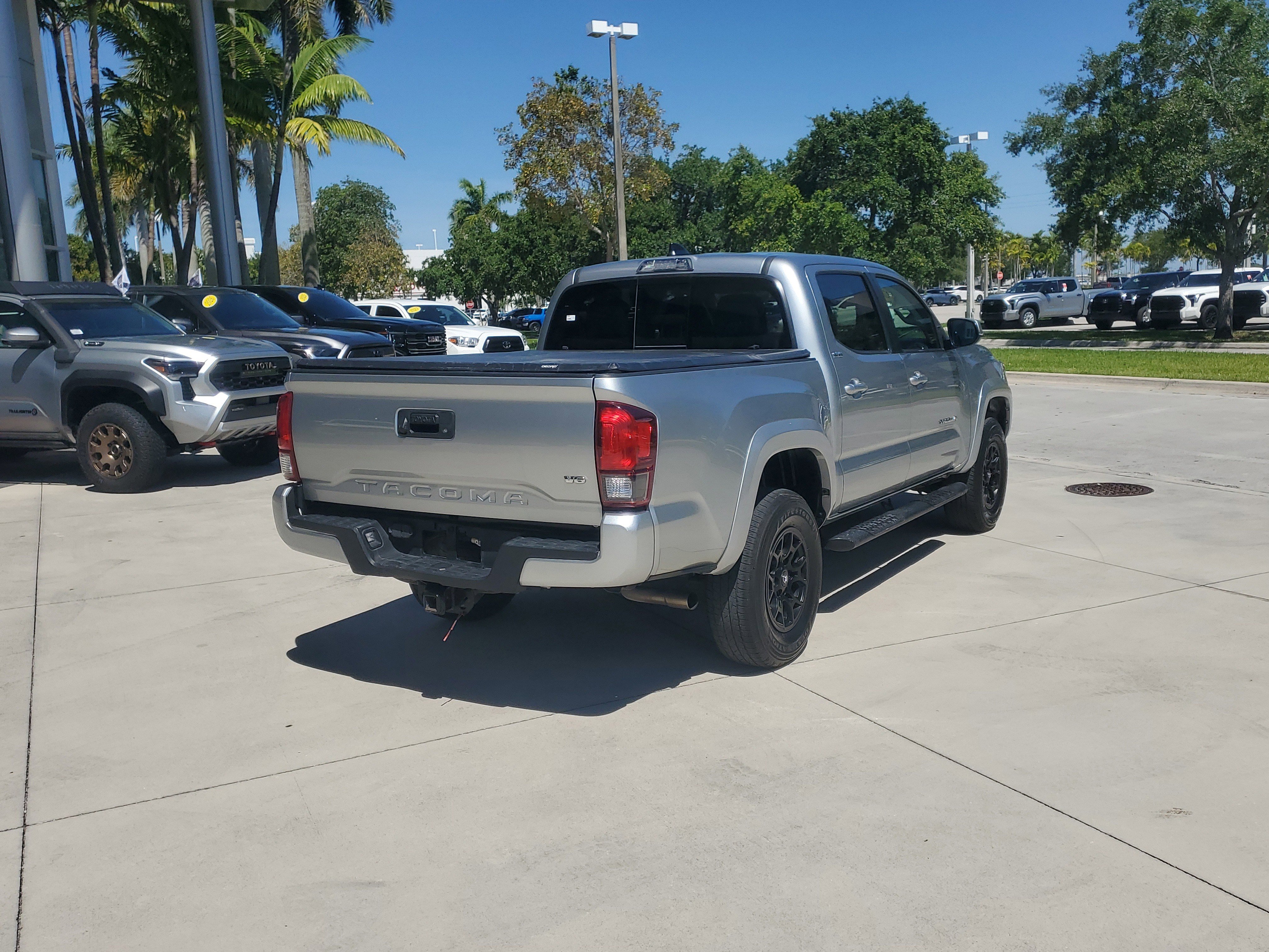 Used 2022 Toyota Tacoma SR5 w/ Technology Package RWD image 3