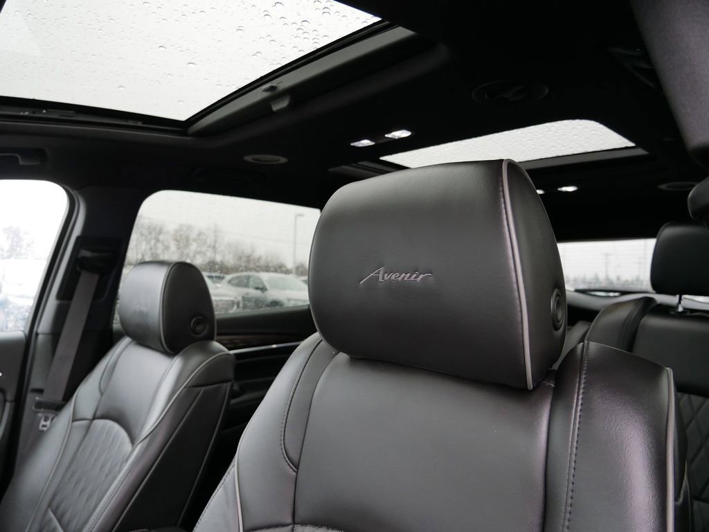 Used 2024 Buick Enclave Avenir w/ Avenir Technology Package image 18