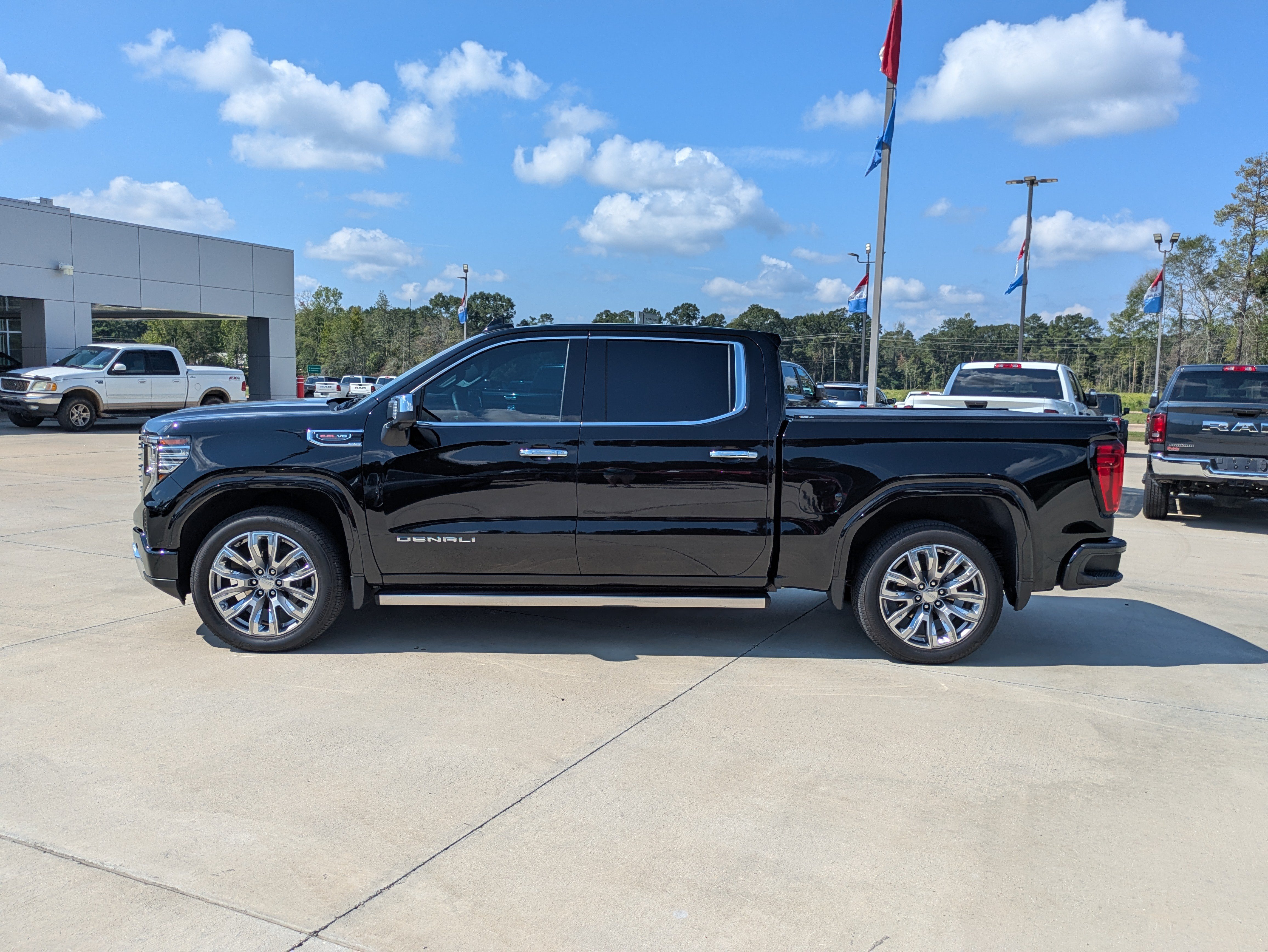 Used 2025 GMC Sierra 1500 Denali w/ Denali Reserve Package AWD/4WD image 2