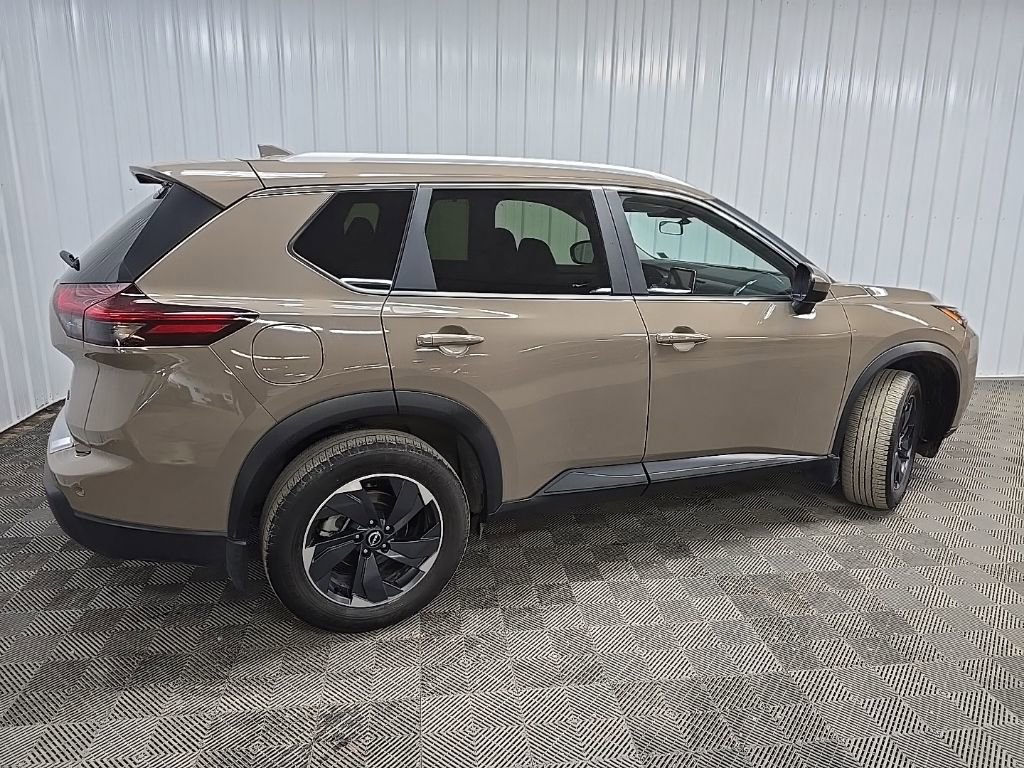 Used 2025 Nissan Rogue SV w/ SV Premium Package image 3
