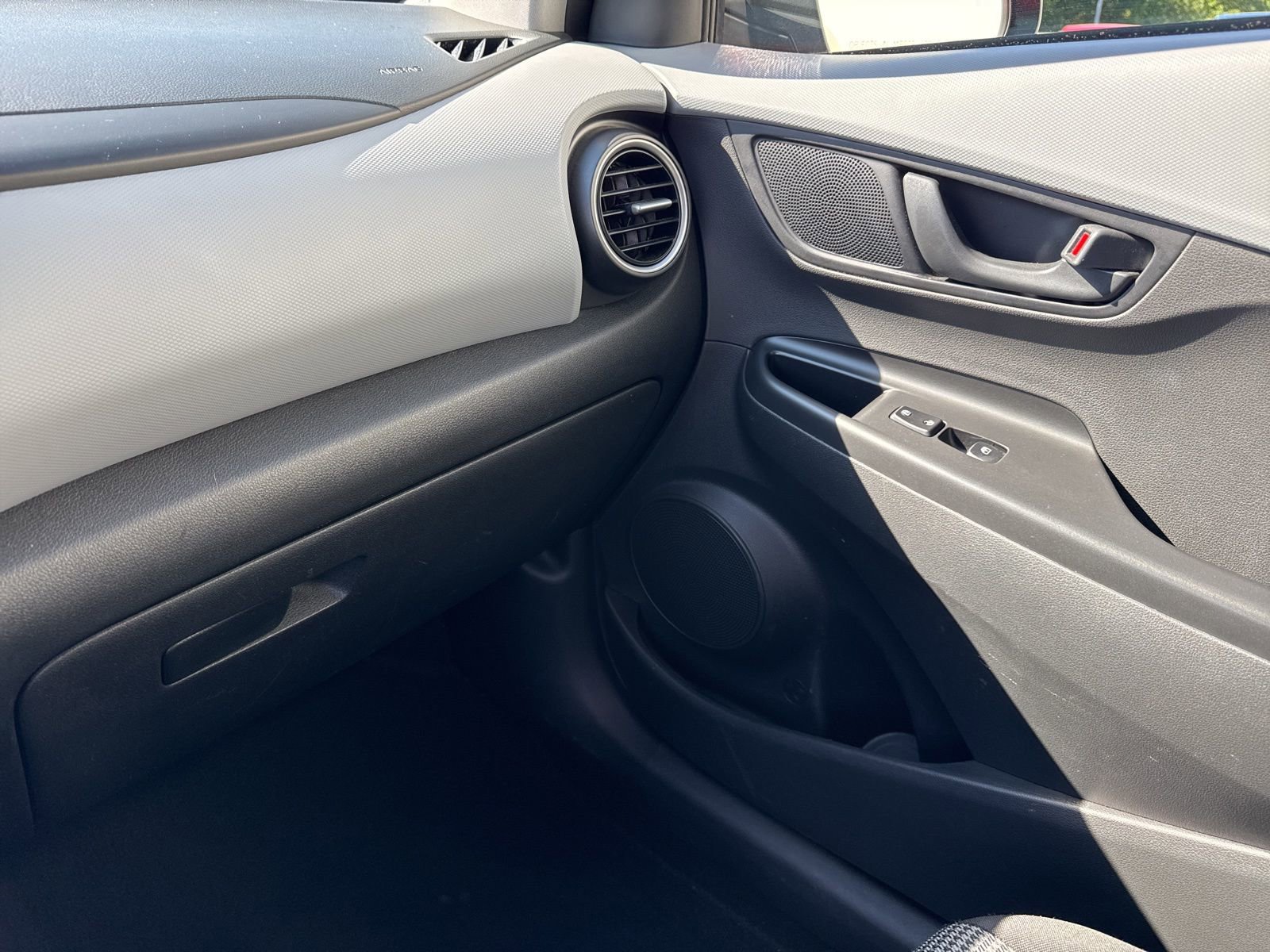Used 2020 Hyundai Kona SEL FWD image 25