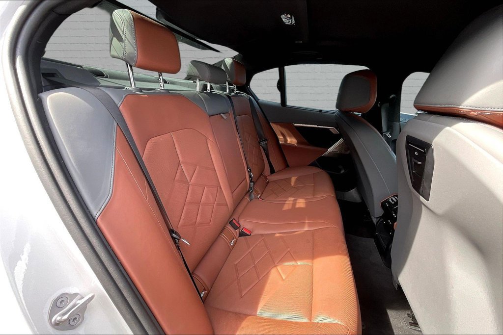 Used 2024 BMW i5 eDrive40i w/ Executive Package RWD image 25
