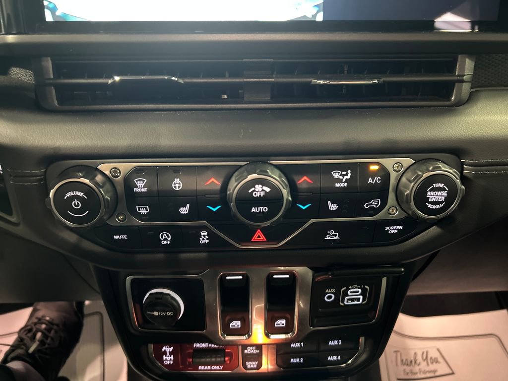 Used 2025 Jeep Wrangler Rubicon w/ Convenience Group AWD/4WD image 19