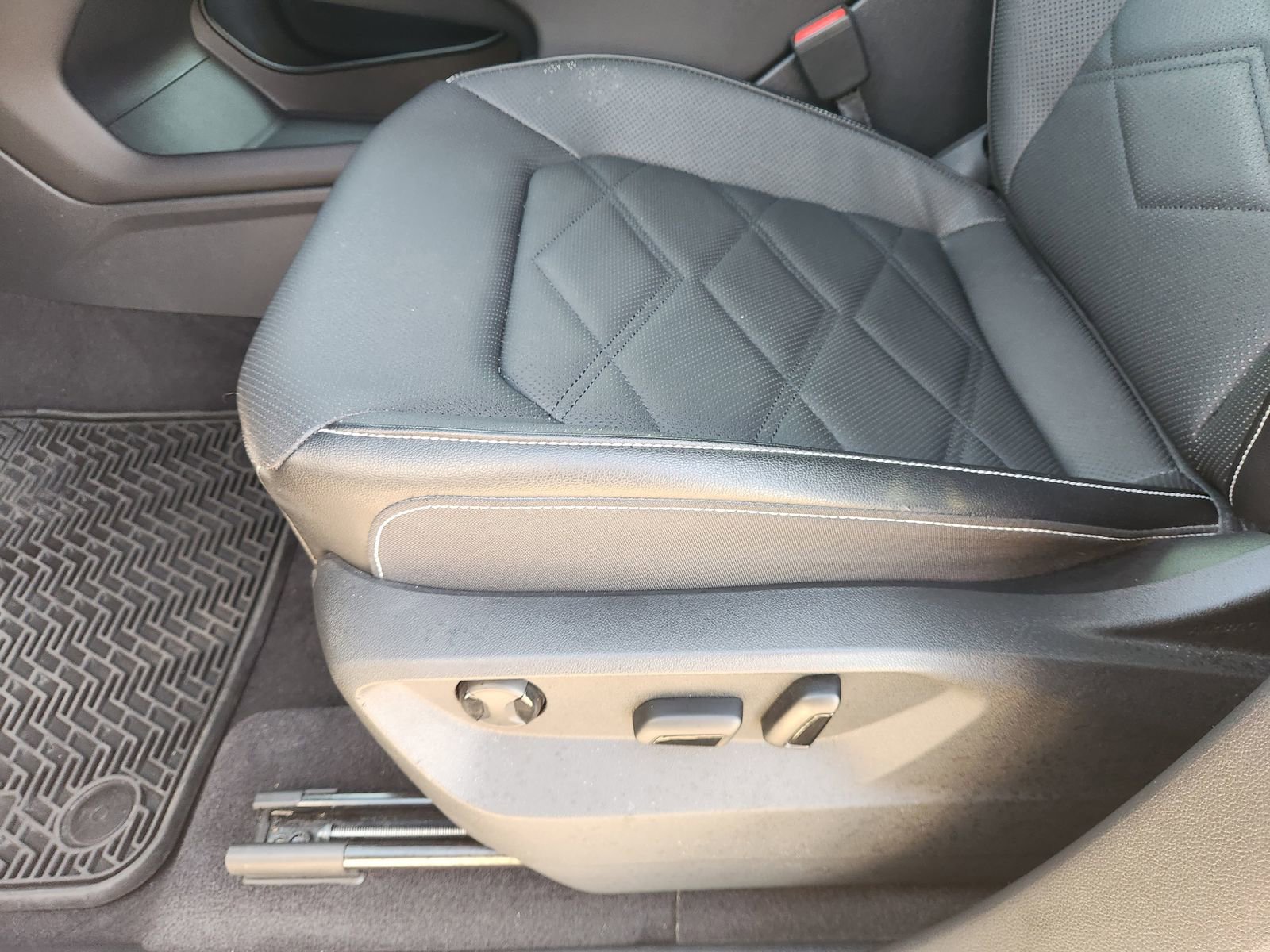 Used 2024 Volkswagen Atlas SE image 23