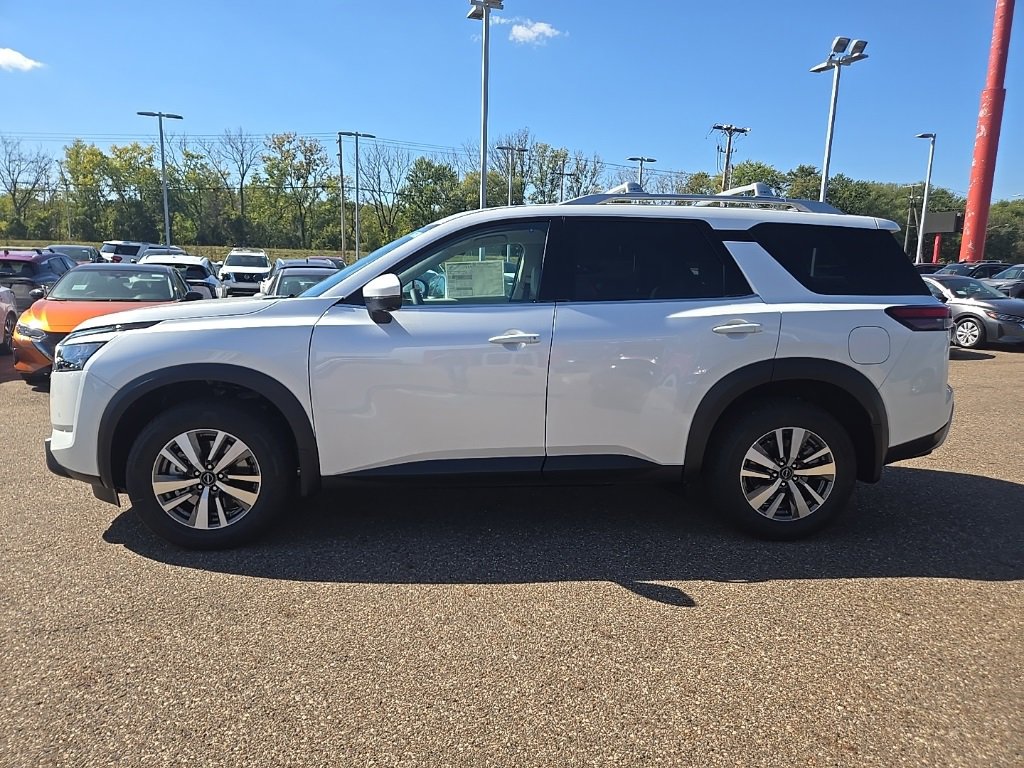 New 2025 Nissan Pathfinder SL w/ Black Appearance Package image 4