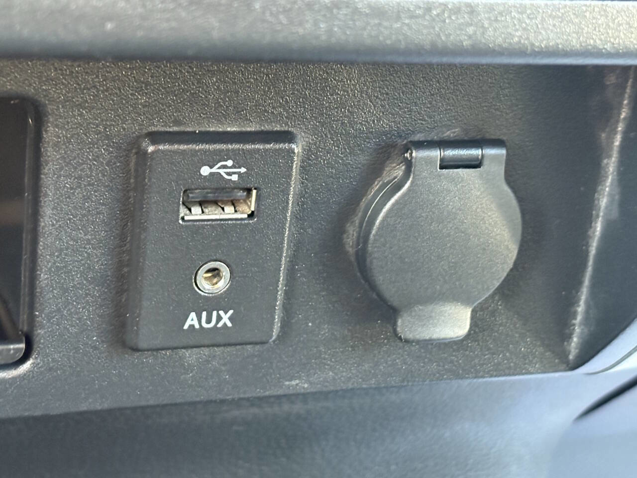 Used 2018 Nissan Titan SV image 38