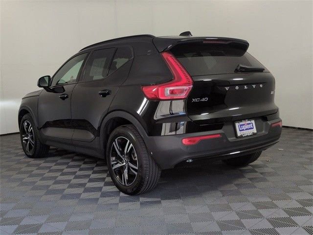 Used 2023 Volvo XC40 B5 Plus image 9