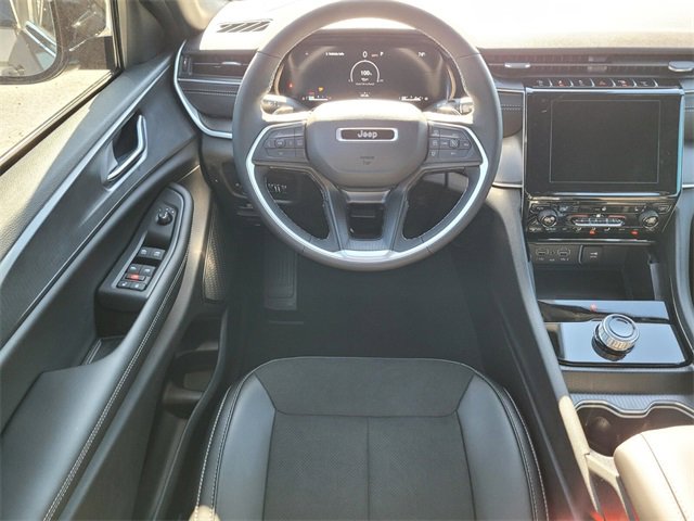 Used 2025 Jeep Grand Cherokee Altitude image 12