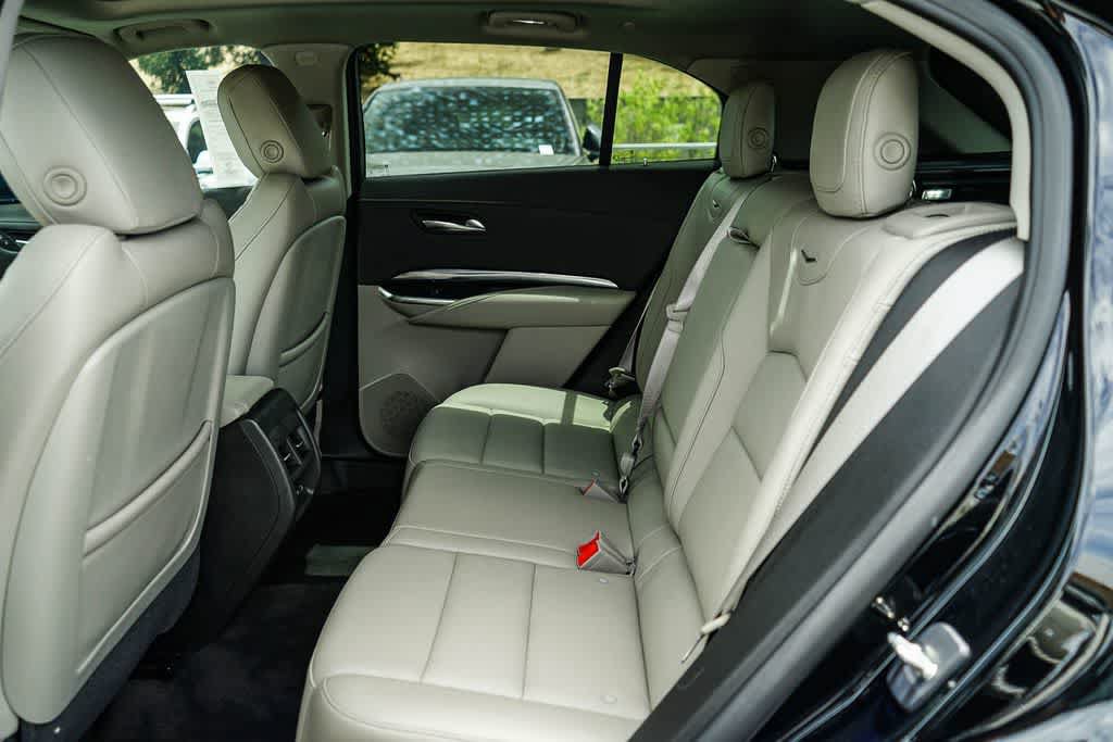 Used 2023 Cadillac XT4 Luxury w/ Cold Weather Package FWD image 18