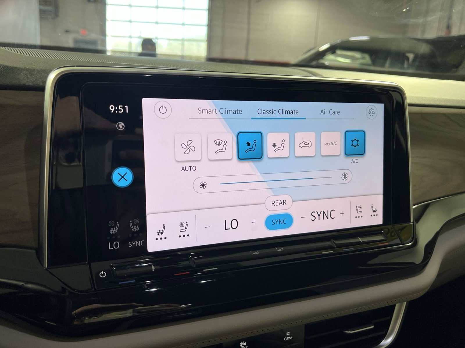 Used 2025 Volkswagen Atlas SE image 20