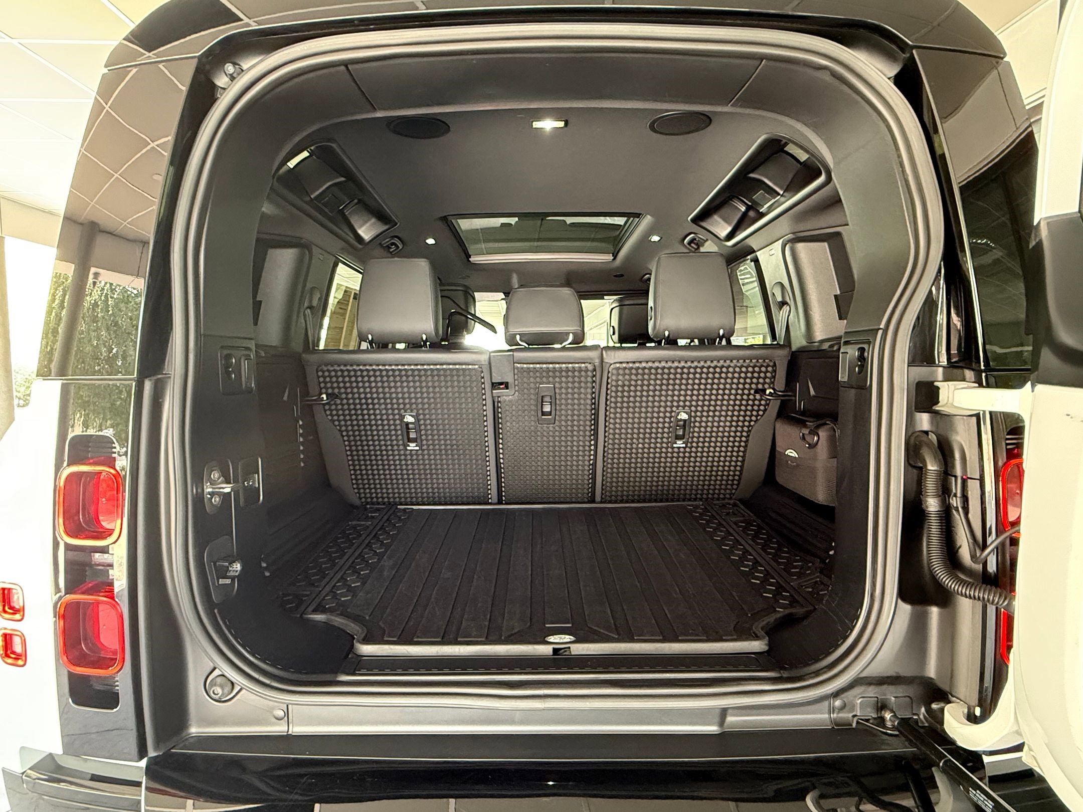 Certified 2024 Land Rover Defender 110 X-Dynamic SE image 24