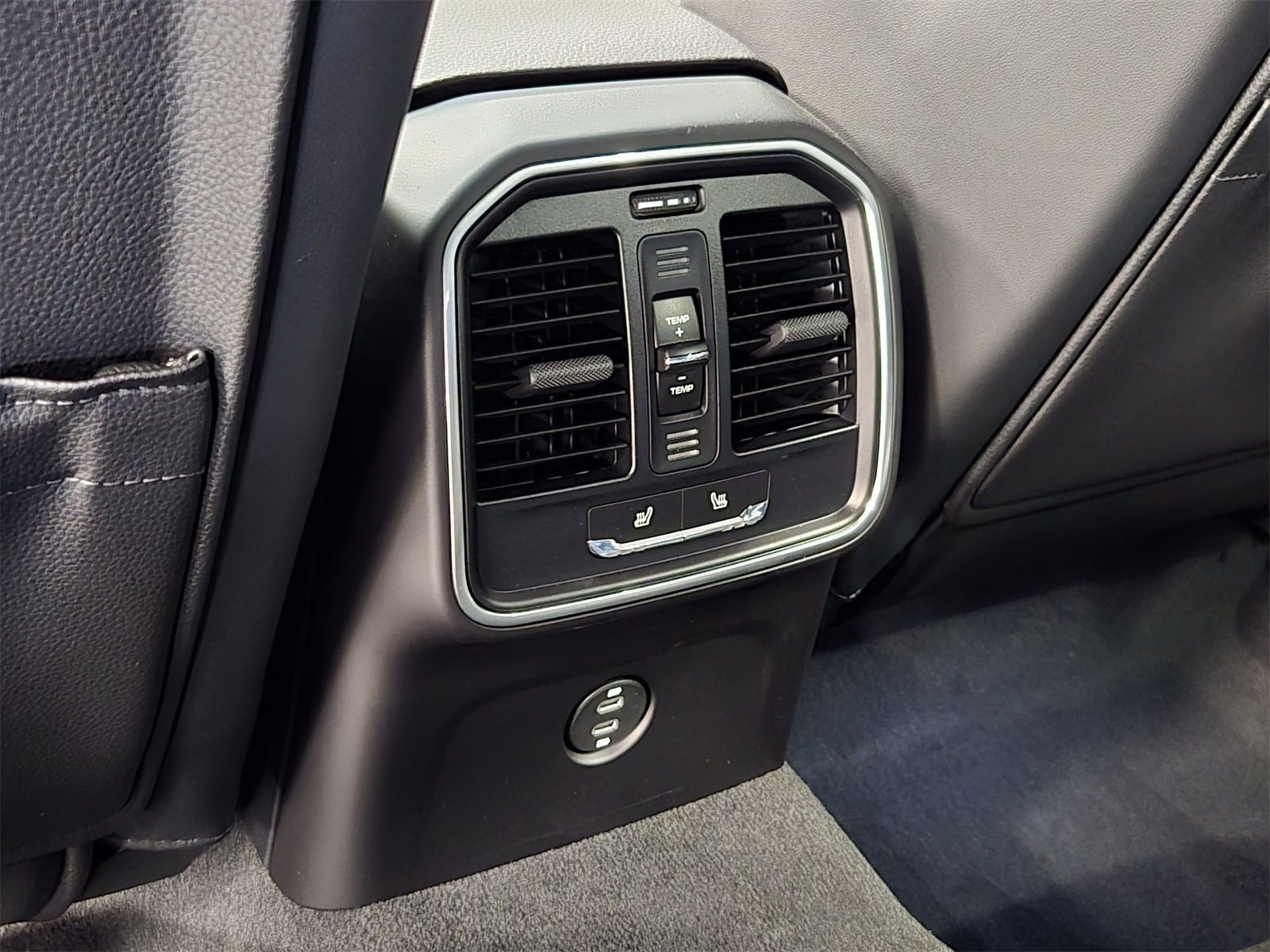 Used 2025 Porsche Macan Base image 12