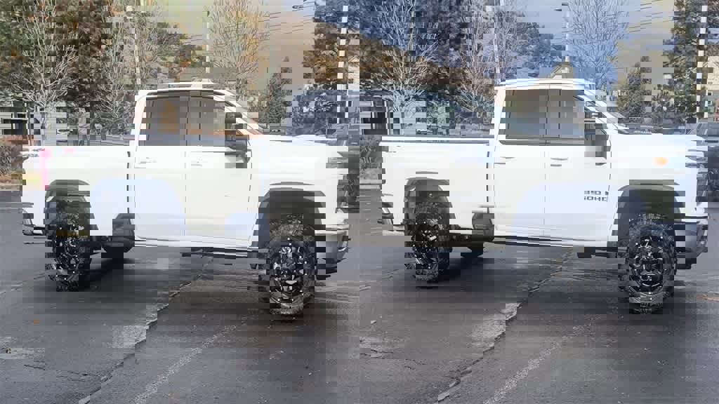 Used 2024 Chevrolet Silverado 3500 LT image 2