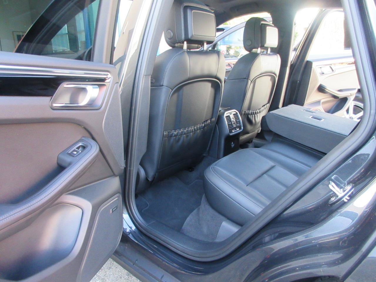 Used 2025 Porsche Macan w/ Premium Package Plus AWD/4WD image 41
