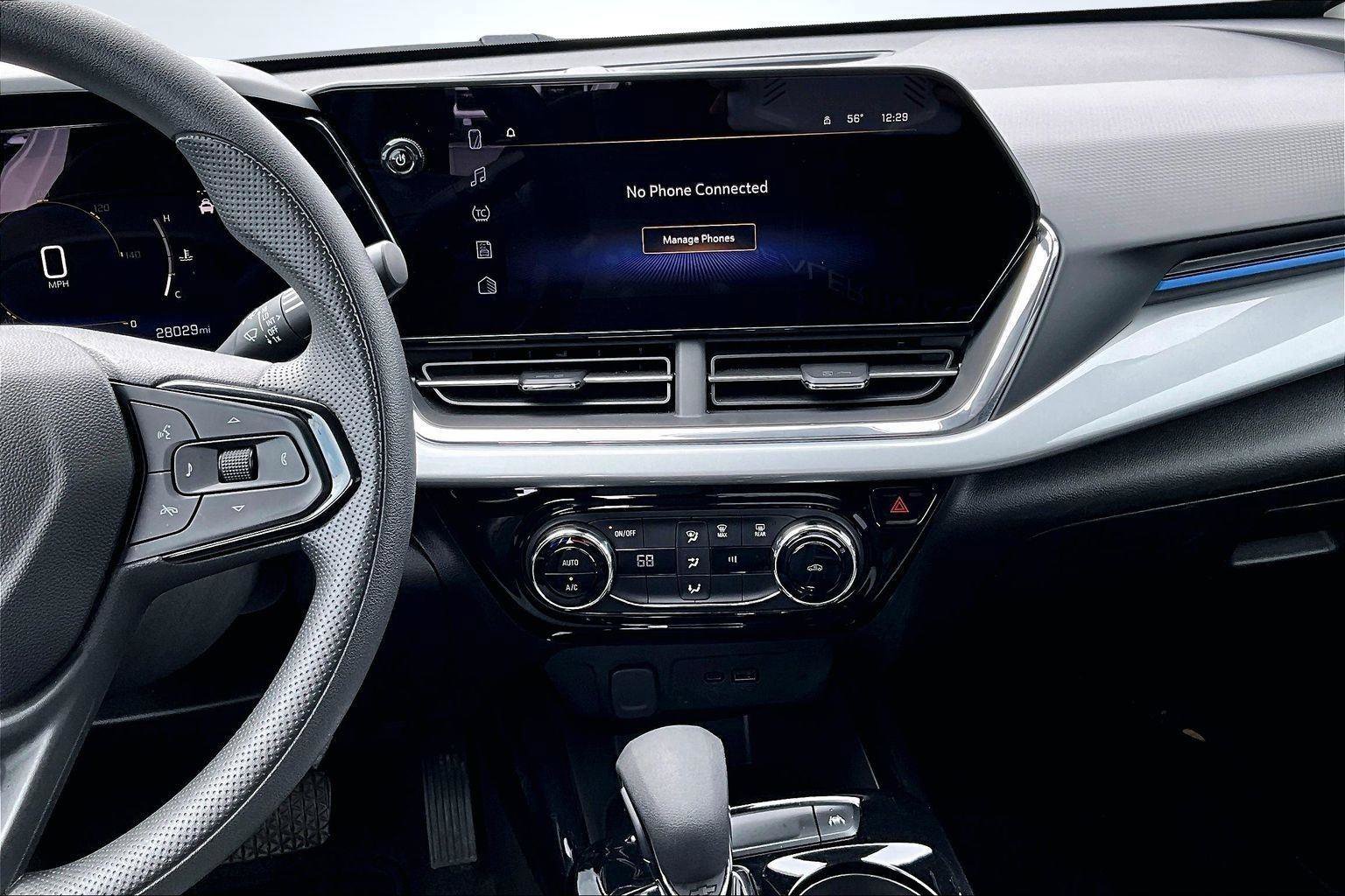 Used 2025 Chevrolet Trax LT FWD image 7